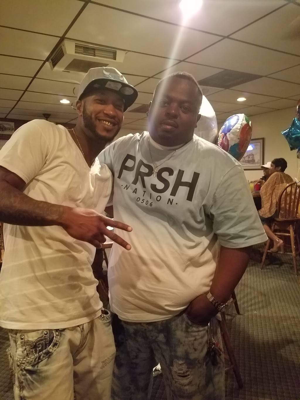 Batzlers Trackside Inn | restaurant | 8762 N Granville Rd, Milwaukee, WI 53224, USA | 4143545550 OR +1 414-354-5550