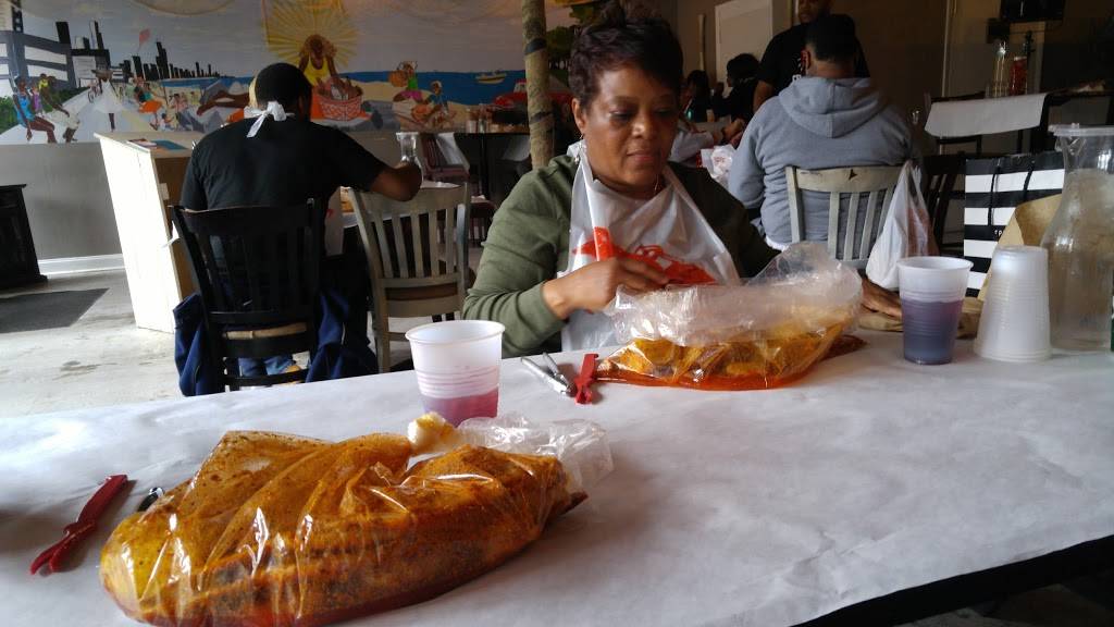 Two Fish | restaurant | 641 E 47th St, Chicago, IL 60653, USA | 7738558845 OR +1 773-855-8845