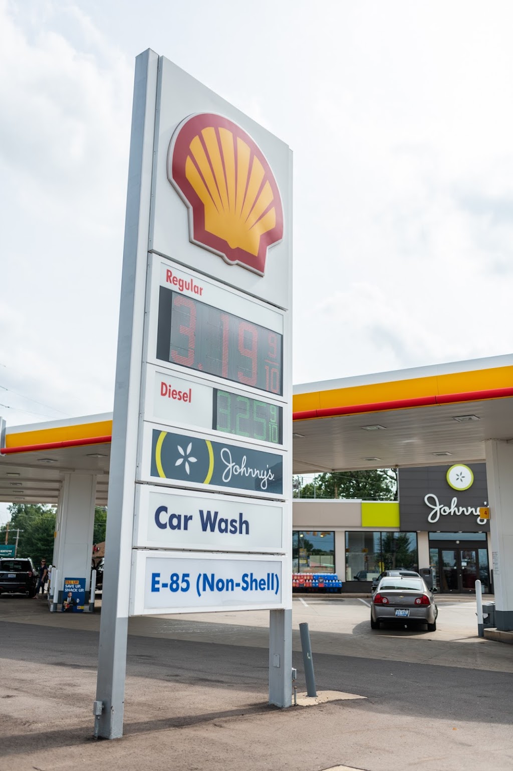 Johnnys Markets | meal takeaway | 866 Capital Ave SW, Battle Creek, MI 49015, USA | 2696602786 OR +1 269-660-2786