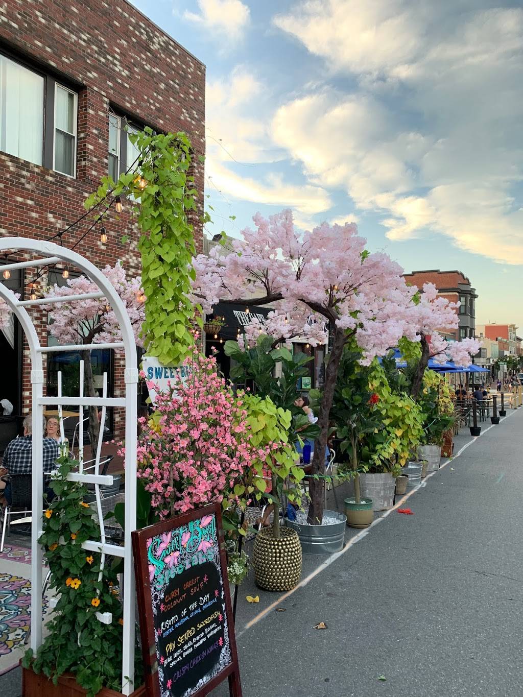 Sweet Basil Restaurant + Provisions | restaurant | 469 Moody St, Waltham, MA 02453, USA | 7814722805 OR +1 781-472-2805