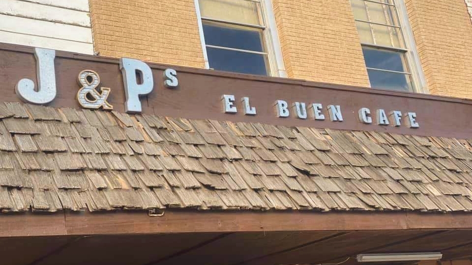 J&P El buen Cafe | restaurant | 101 E Jefferson St, Mangum, OK 73554, USA | 5807065042 OR +1 580-706-5042