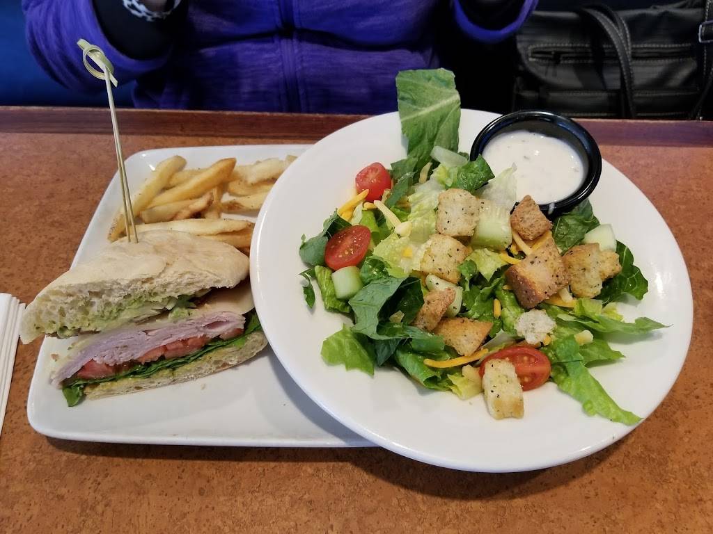 TGI Fridays | restaurant | 17430 W Bluemound Rd, Brookfield, WI 53045, USA | 2626419215 OR +1 262-641-9215