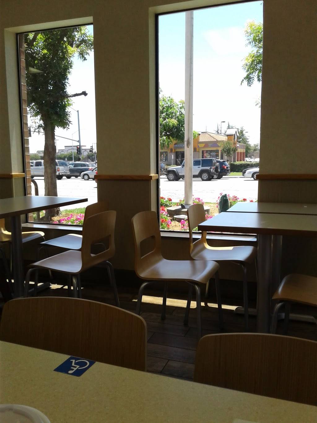 Wendys | restaurant | 393 E 10th St, Gilroy, CA 95020, USA | 4088421036 OR +1 408-842-1036