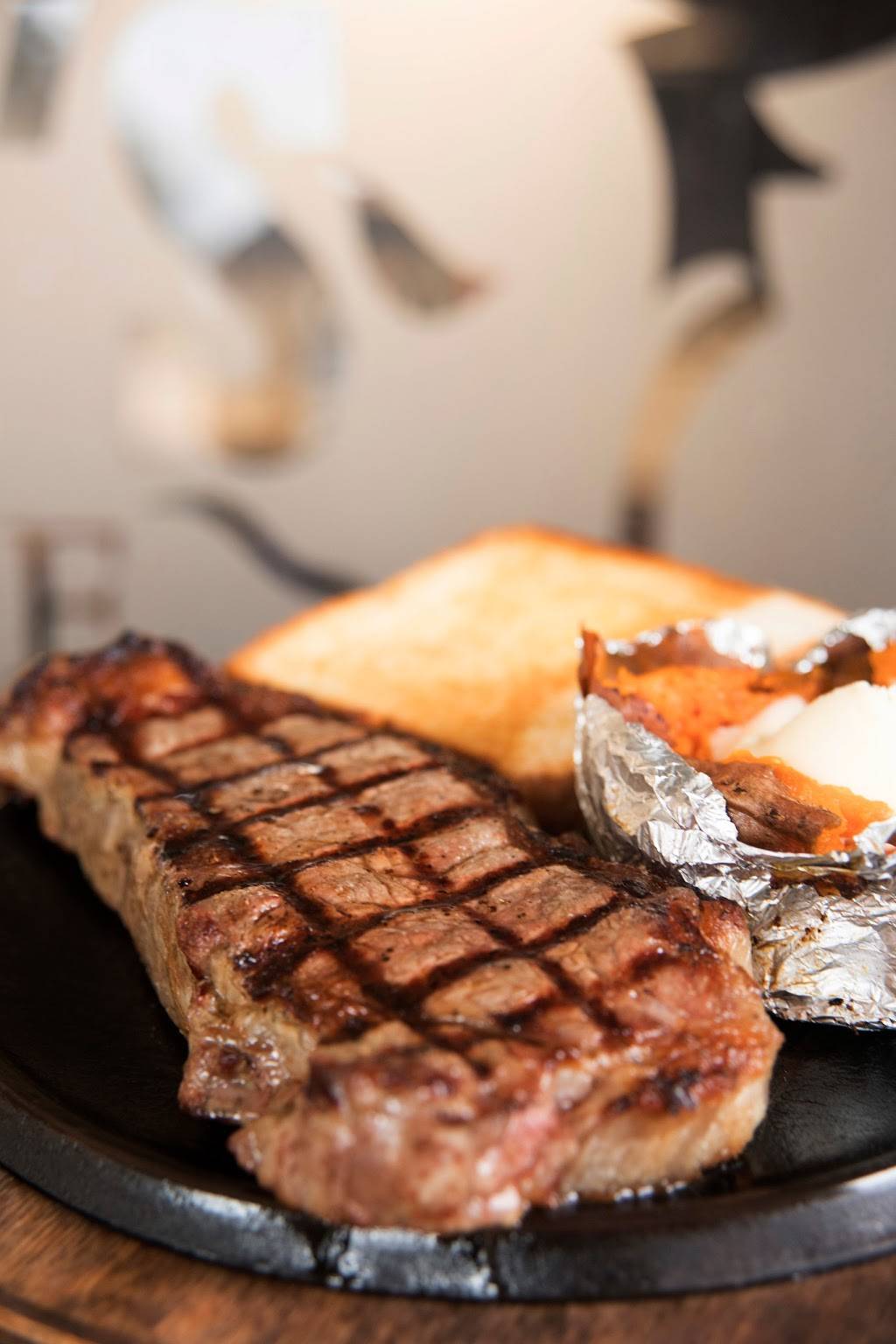 Snookums Steakhouse | restaurant | 806 E Main St #1706, Henderson, TN 38340, USA | 7319893490 OR +1 731-989-3490