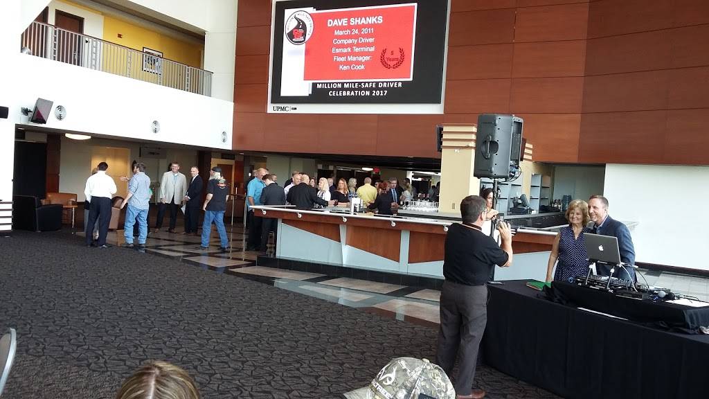 Quaker Steak & Lube | restaurant | 100 Art Rooney Avenue Sec. 109 & Sec. 136 Stadium Great Hall Area, Pittsburgh, PA 15212, USA | 4124327800 OR +1 412-432-7800