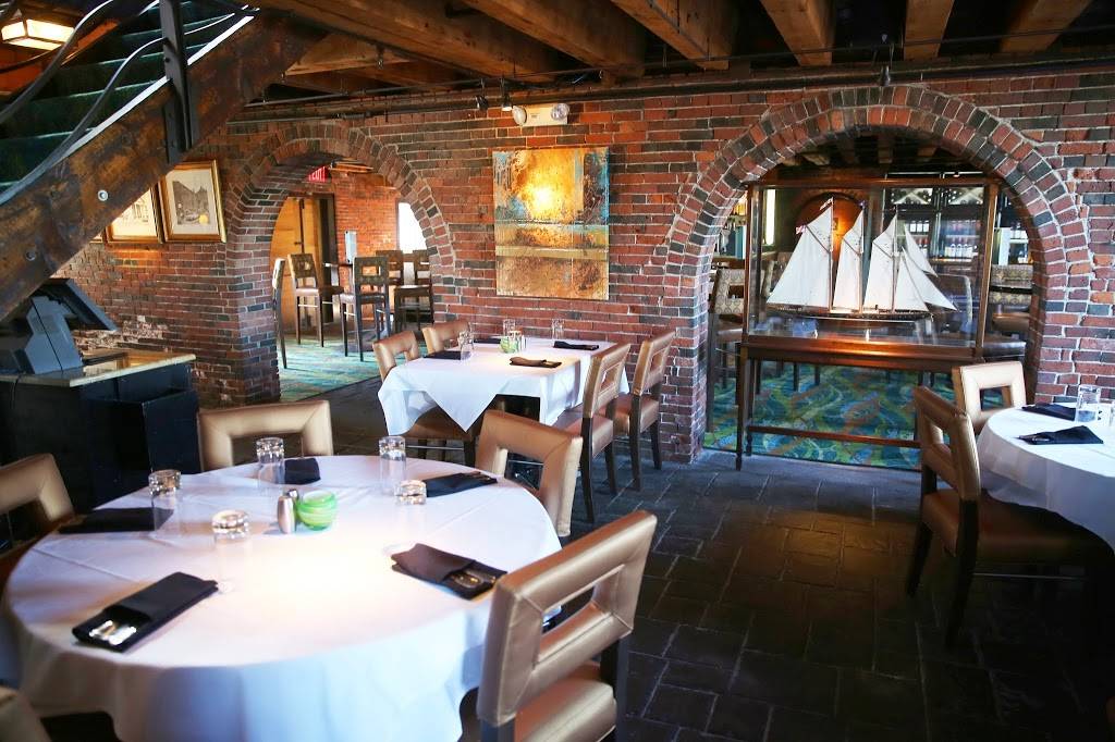 Chart House | restaurant | 60 Long Wharf, Boston, MA 02110, USA | 6172271576 OR +1 617-227-1576