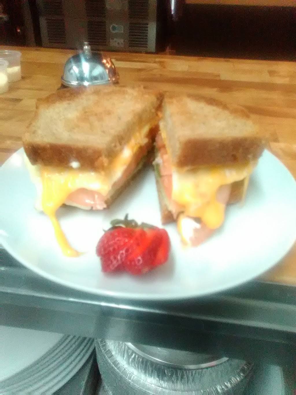 Resto Les Petits Delices | restaurant | Saint-Alexandre, QC J0J 1S0, Canada | 4384983354 OR +1 438-498-3354