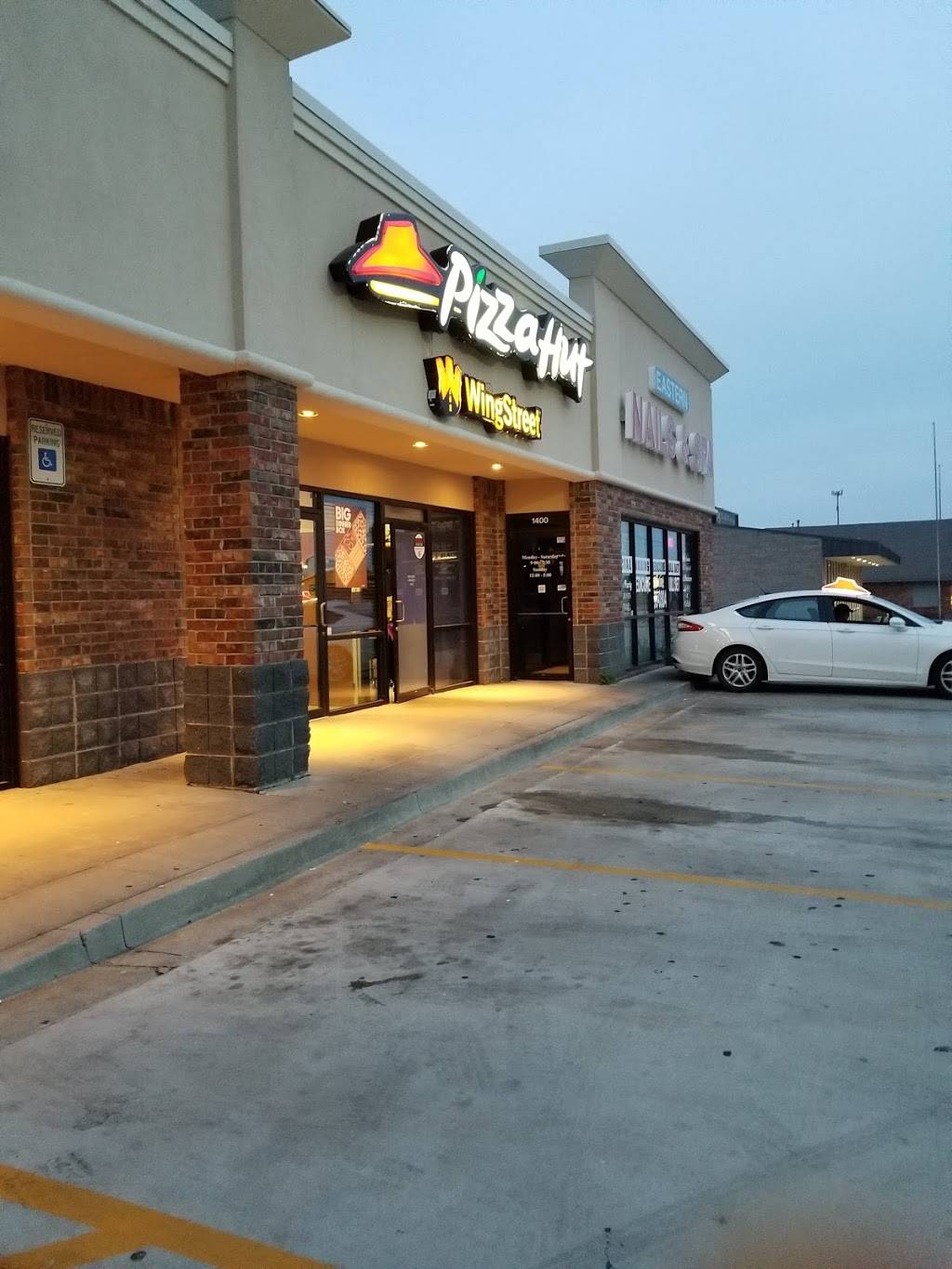 Pizza Hut | meal takeaway | 1402 N Eastern Ave, Moore, OK 73160, USA | 4057352222 OR +1 405-735-2222