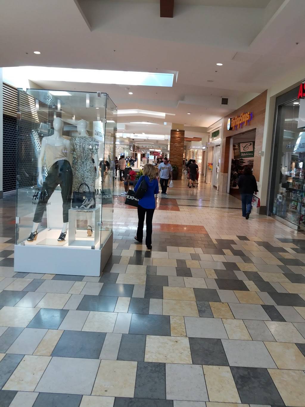 Westfield Oakridge | shopping mall | 925 Blossom Hill Rd, San Jose, CA 95123, USA | 4085782912 OR +1 408-578-2912