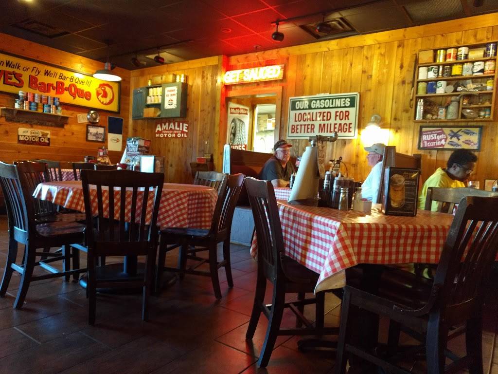 Famous Daves Bar-B-Que | restaurant | 20300 13 Mile Rd, Roseville, MI 48066, USA | 5862932900 OR +1 586-293-2900