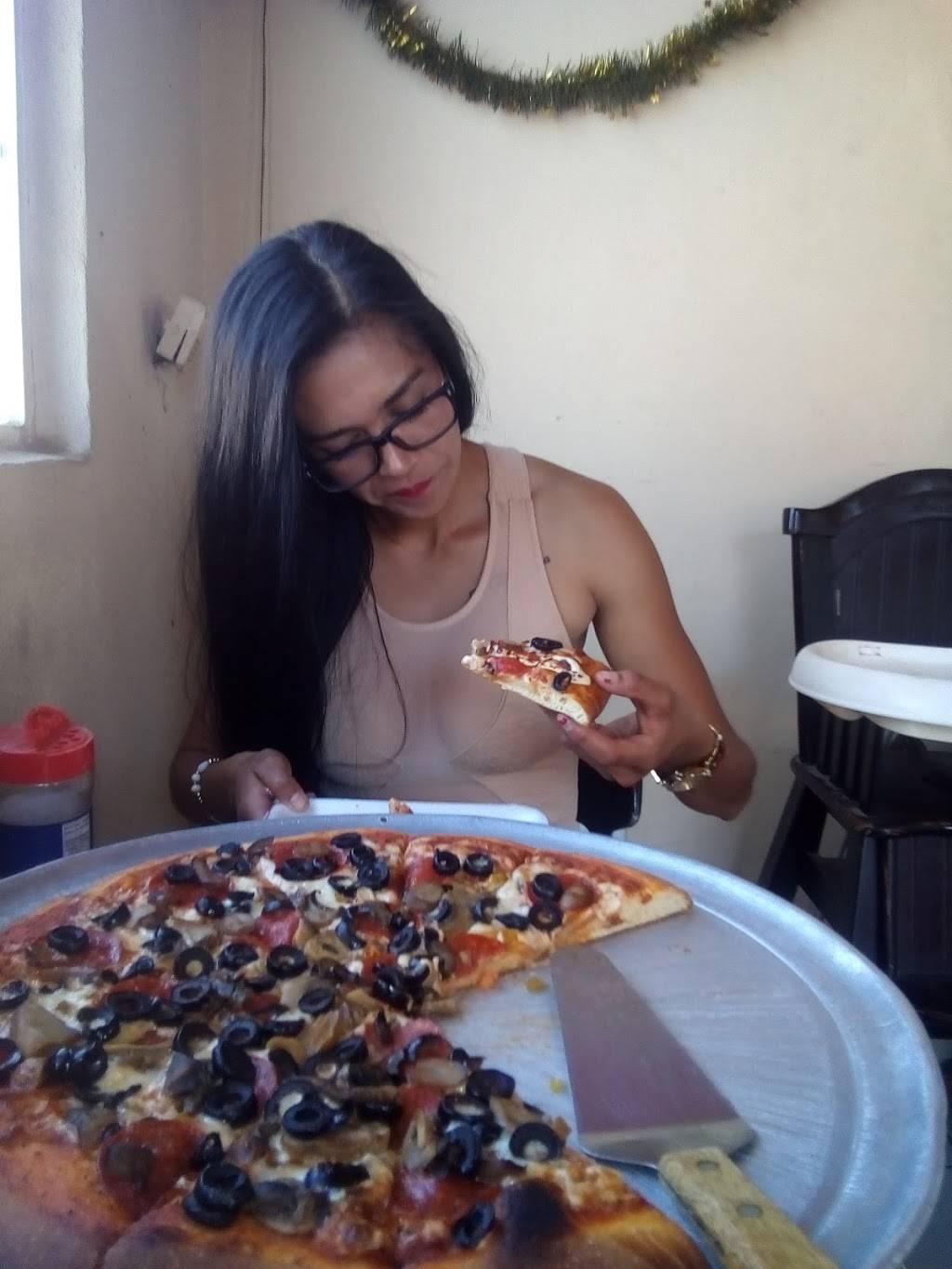 Pizzas Guicho | restaurant | Turquesa 5732, Industrial, 22850 Ensenada, B.C., Mexico | 016461200984 OR +52 646 120 0984