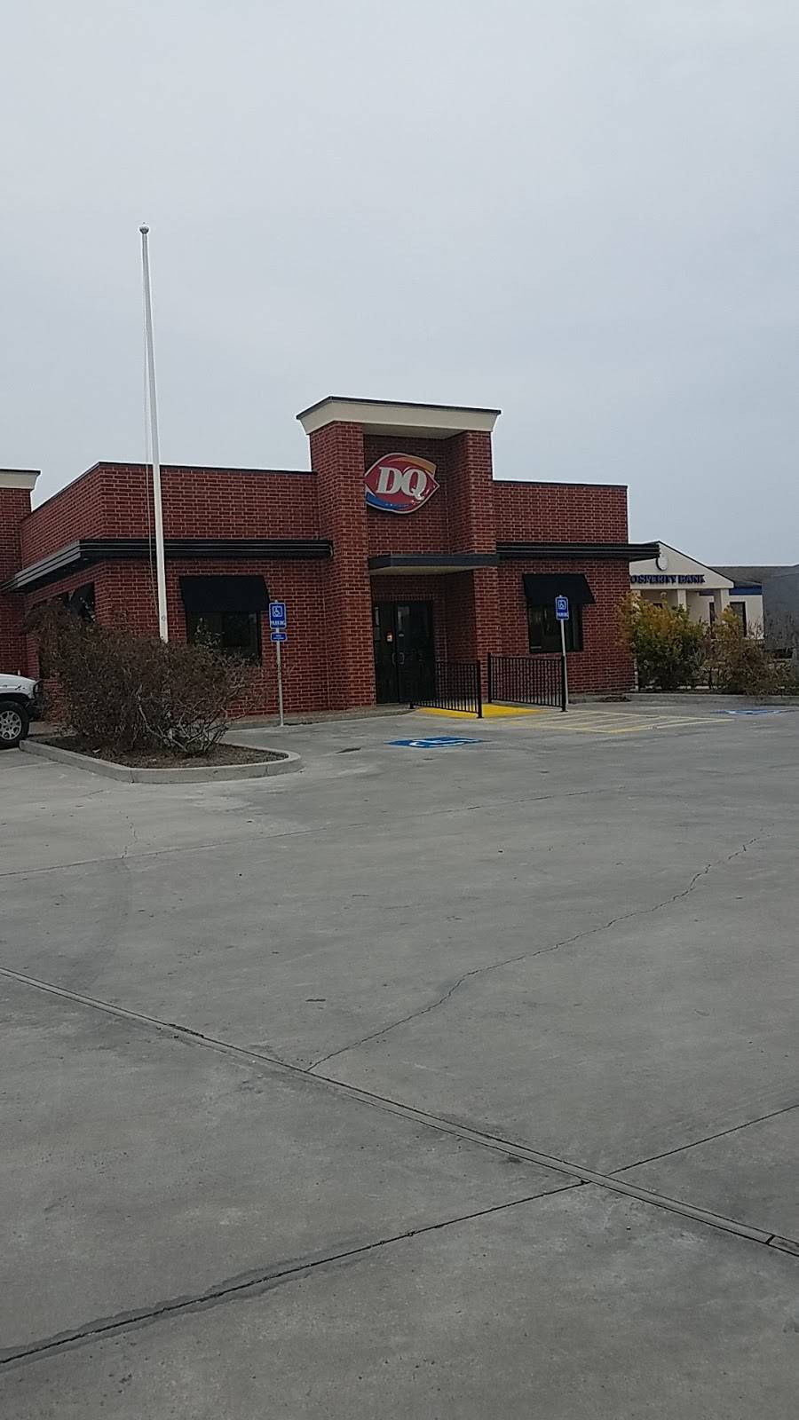 Dairy Queen Store | restaurant | 1125 E Sinton St, Sinton, TX 78387, USA | 3613644744 OR +1 361-364-4744