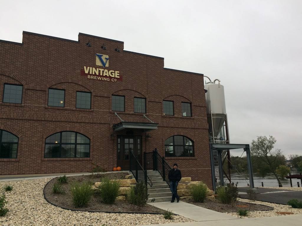 Vintage Brewing Co. Sauk Prairie | restaurant | 600 Water St, Sauk City, WI 53583, USA | 6083708200 OR +1 608-370-8200