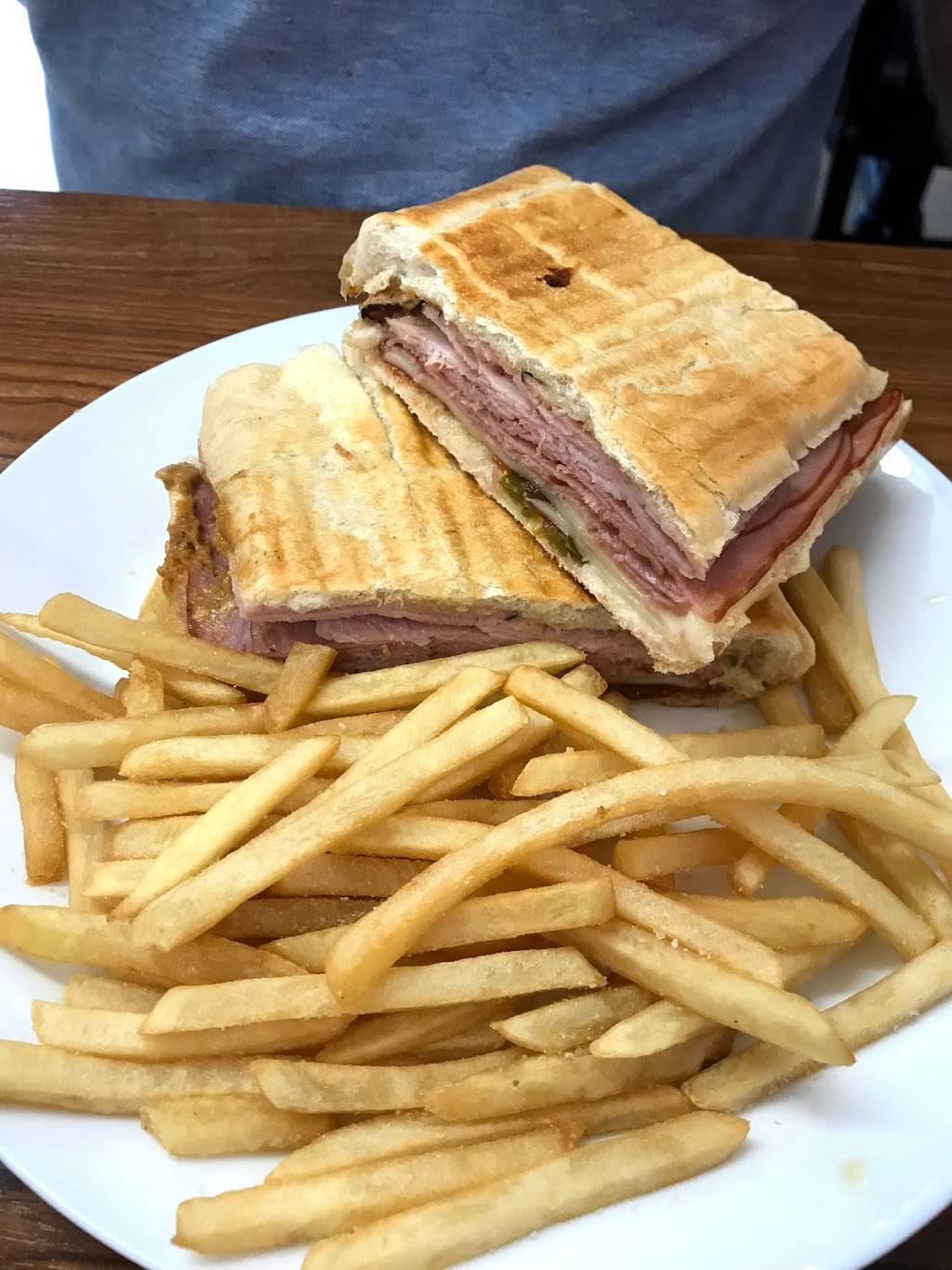 Dina Bella Cuban Cuisine | restaurant | 632 E Vine St, Kissimmee, FL 34744, USA | 3212178250 OR +1 321-217-8250