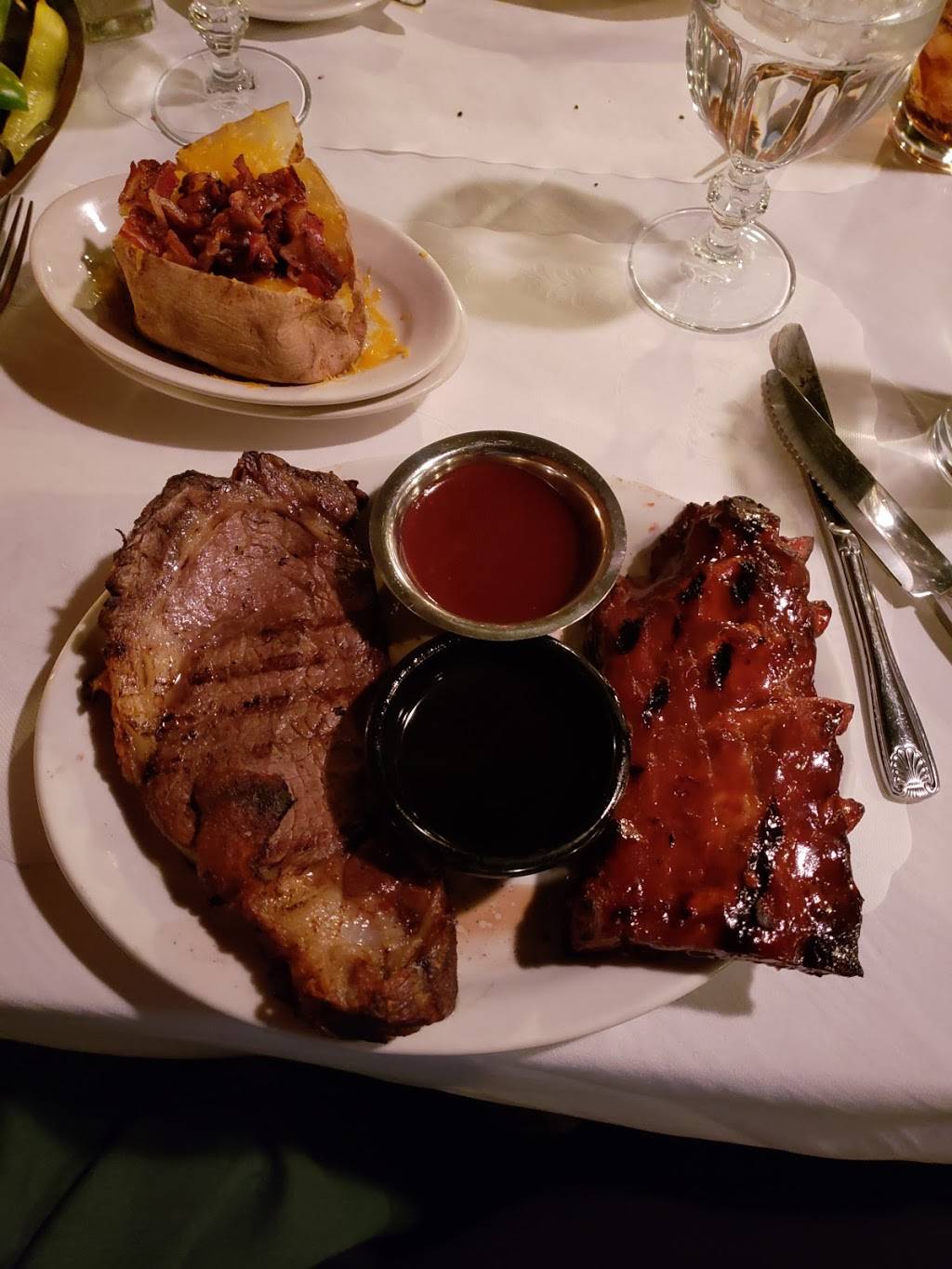 The Steakout | restaurant | 6300 Industrial Loop, Greendale, WI 53129, USA | 4144217200 OR +1 414-421-7200