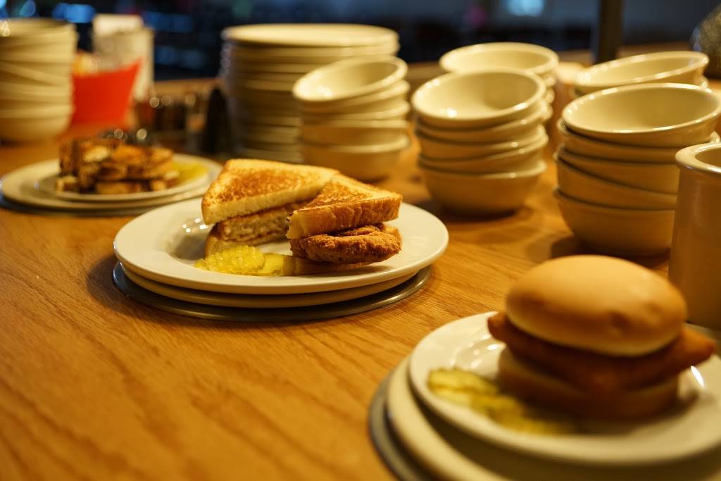 Emma Jeans Restaurant & Lounge | restaurant | 2117 Antique City Dr, Walnut, IA 51577, USA | 7127842500 OR +1 712-784-2500