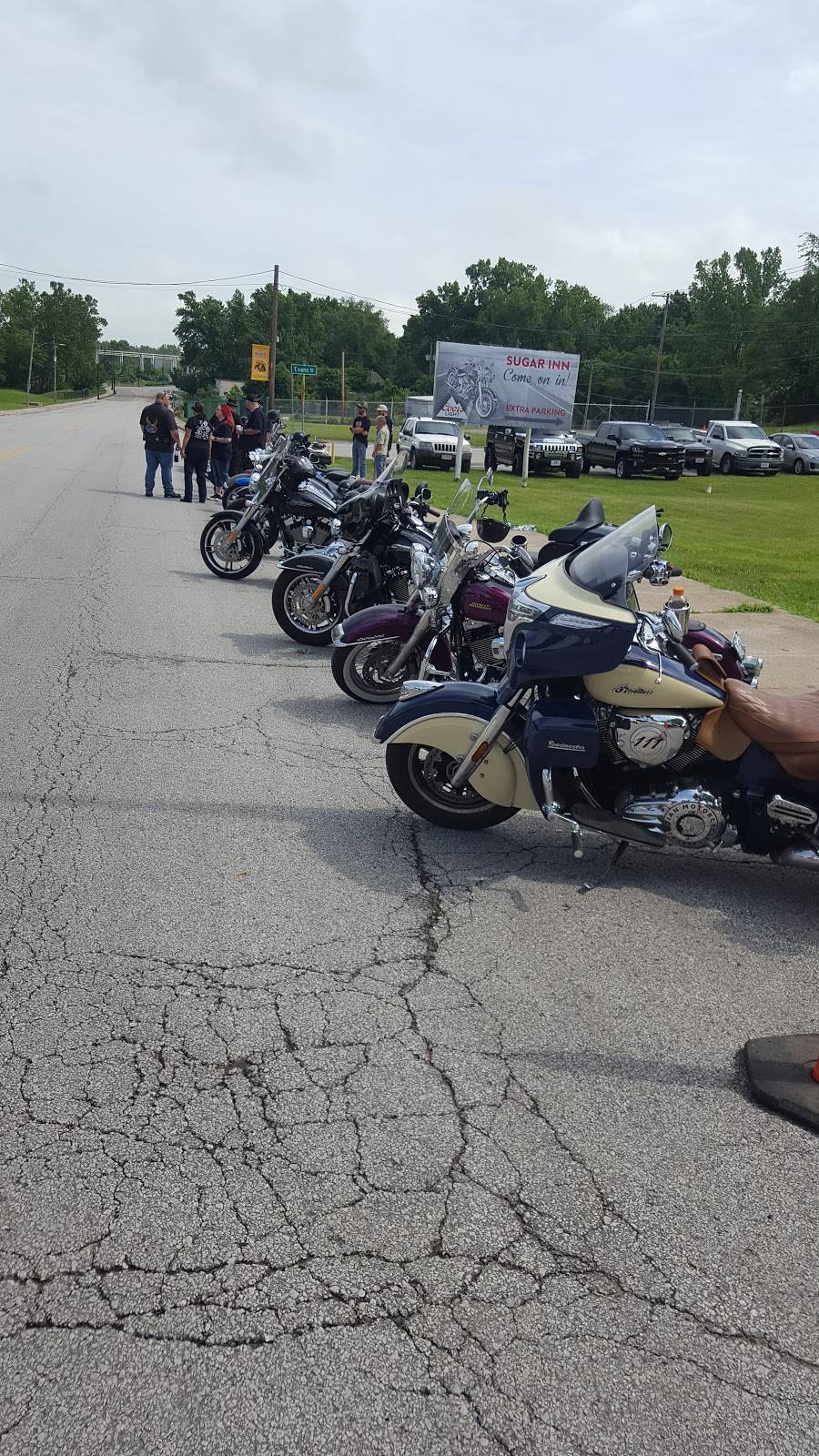 The Sugar Inn | restaurant | 718 N Sterling Ave, Sugar Creek, MO 64054, USA | 8164610078 OR +1 816-461-0078