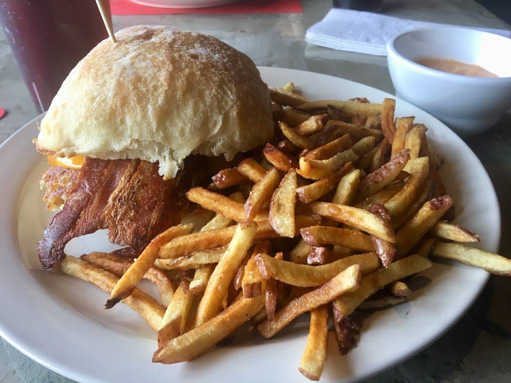 The Mad Apple Burger & Billiard Co. | restaurant | 3025 W College Ave, Appleton, WI 54914, USA | 9209553990 OR +1 920-955-3990