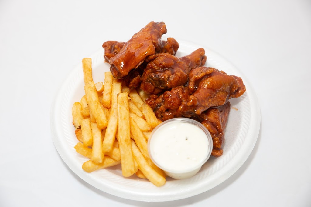 Big Sharks fish and chicken | restaurant | 3434 W North Ave, Milwaukee, WI 53208, USA | 4148817777 OR +1 414-881-7777