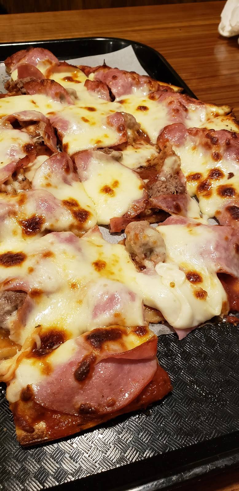 Reds Savoy Pizza | restaurant | 225 Central Ave, Osseo, MN 55369, USA | 7632054662 OR +1 763-205-4662