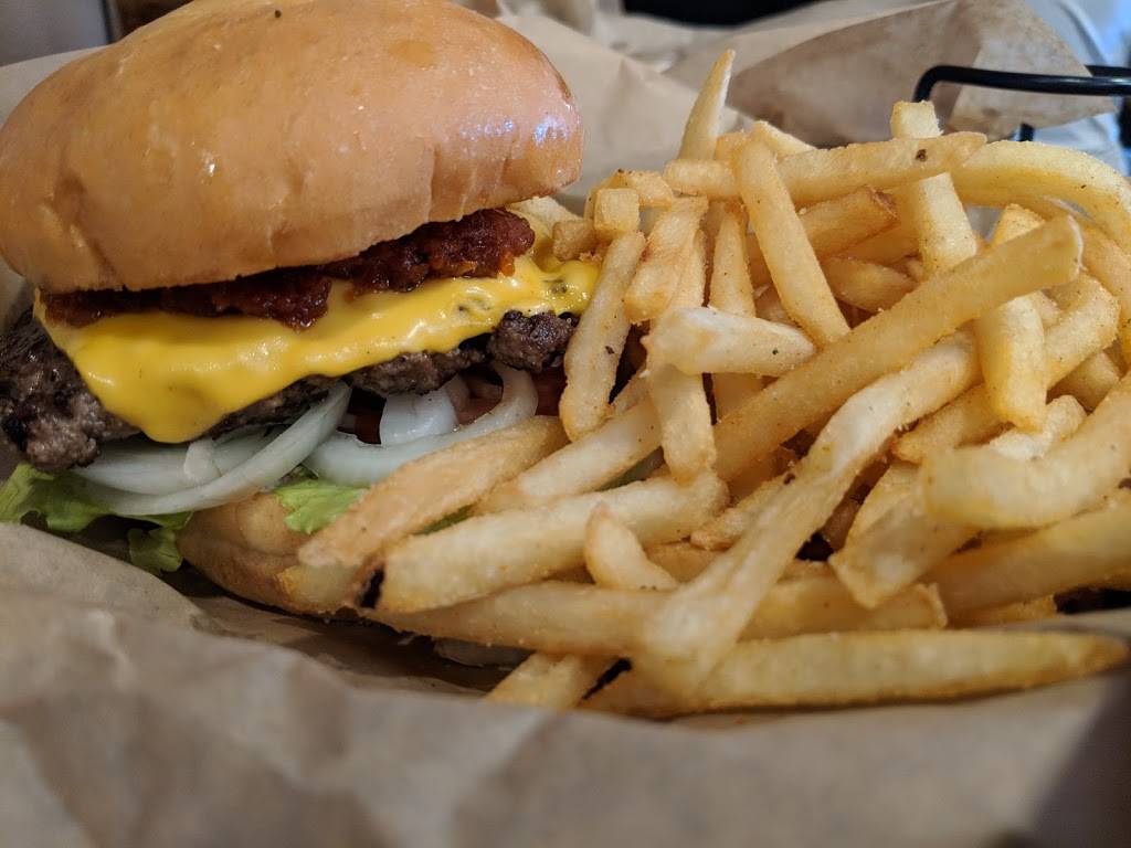 Beach Burgers And Brew | restaurant | 136 Main St, Seal Beach, CA 90740, USA | 5624302330 OR +1 562-430-2330