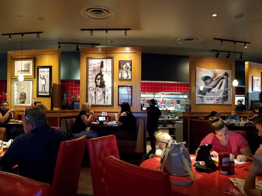 Red Robin Gourmet Burgers and Brews | restaurant | 18810 E US Hwy 40, Independence, MO 64055, USA | 8167955678 OR +1 816-795-5678