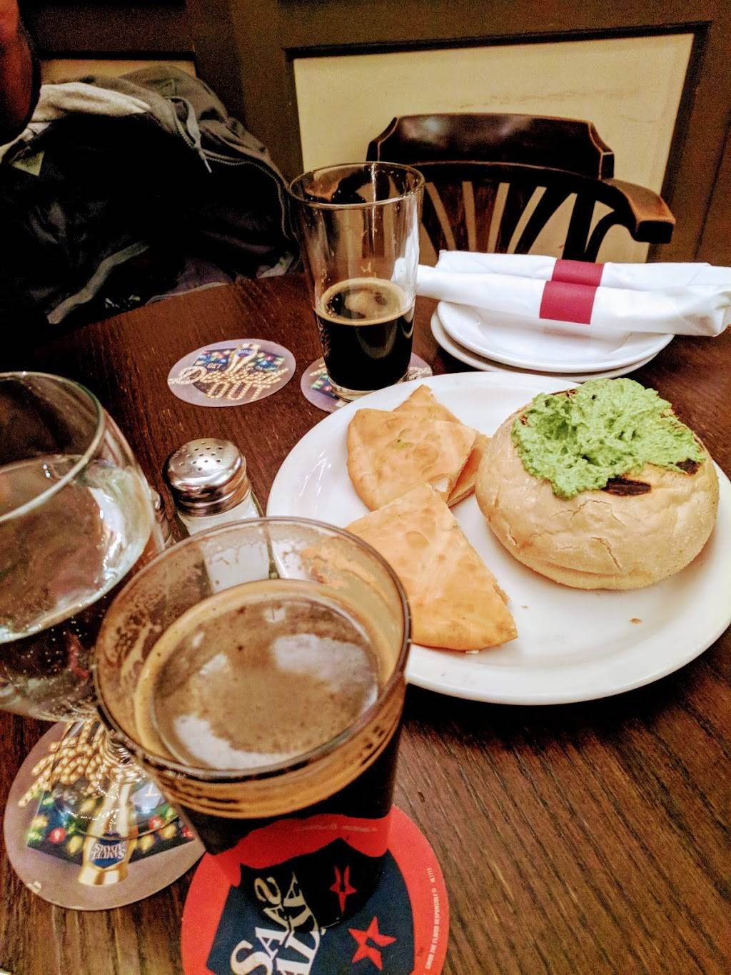 The Galway Arms | restaurant | 2442 N Clark St, Chicago, IL 60614, USA | 7734725555 OR +1 773-472-5555