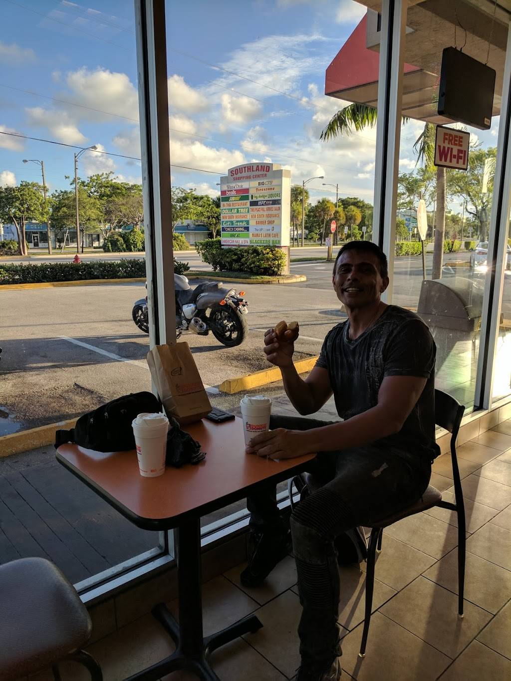 Dunkin | bakery | 901 W State Rd 84, Fort Lauderdale, FL 33315, USA | 9544638512 OR +1 954-463-8512
