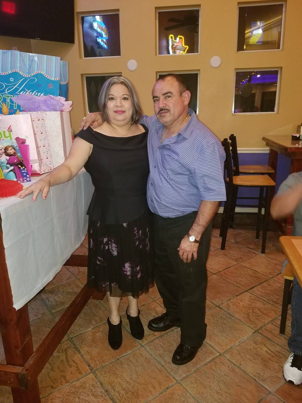 Rosies | restaurant | 6440 W 43rd St, Houston, TX 77092, USA | 7136885993 OR +1 713-688-5993