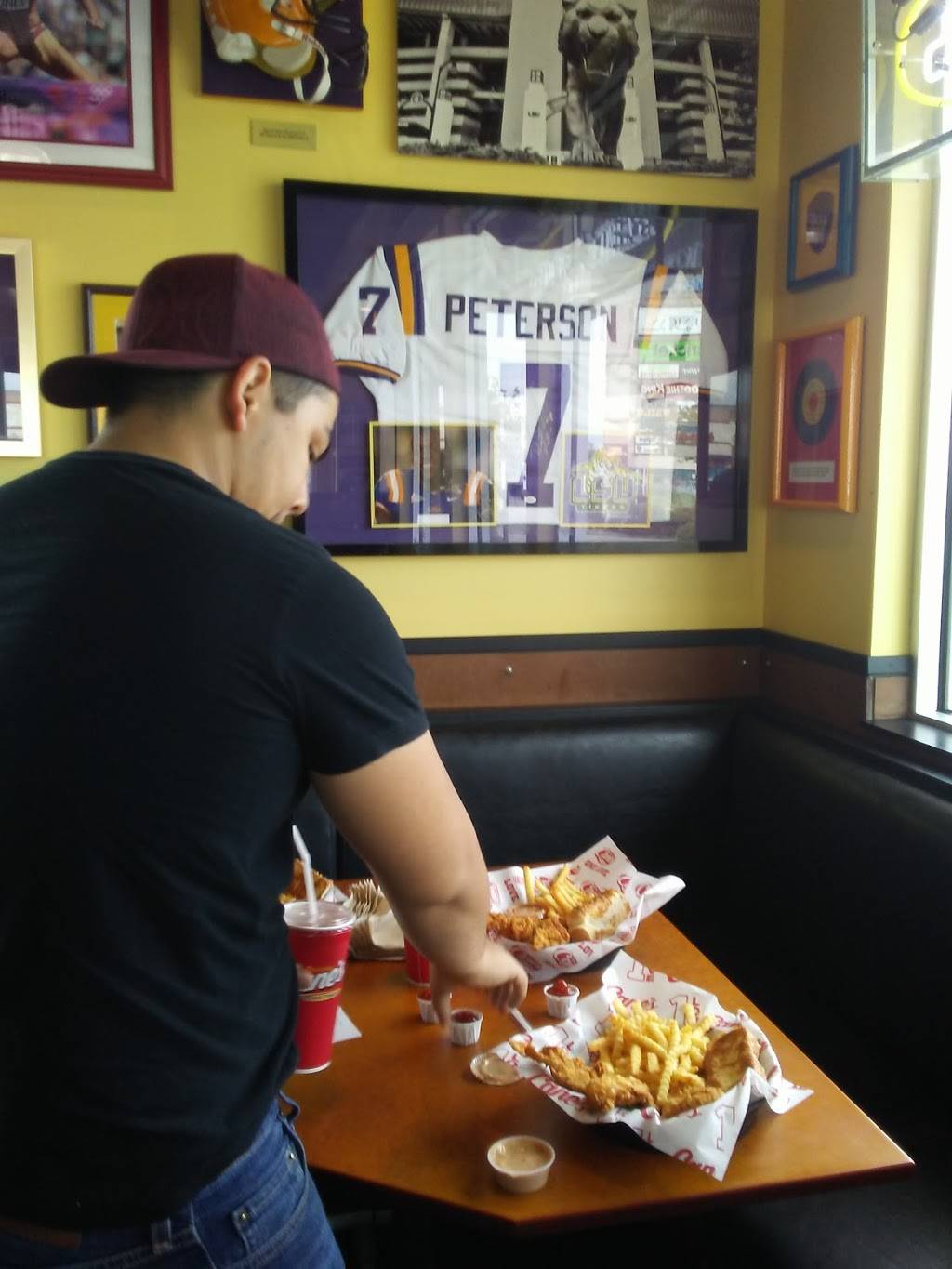 Raising Canes Chicken Fingers | meal takeaway | 17696 Airline Hwy, Prairieville, LA 70769, USA | 2256733465 OR +1 225-673-3465