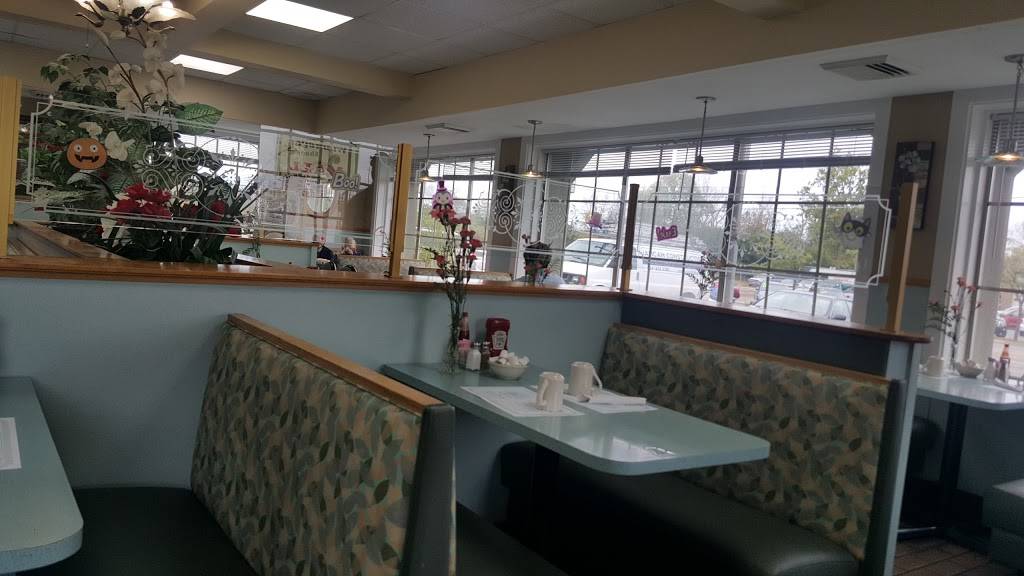 Peacock Family Restaurant | restaurant | 2670 Belvidere Rd, Waukegan, IL 60085, USA | 8476623333 OR +1 847-662-3333