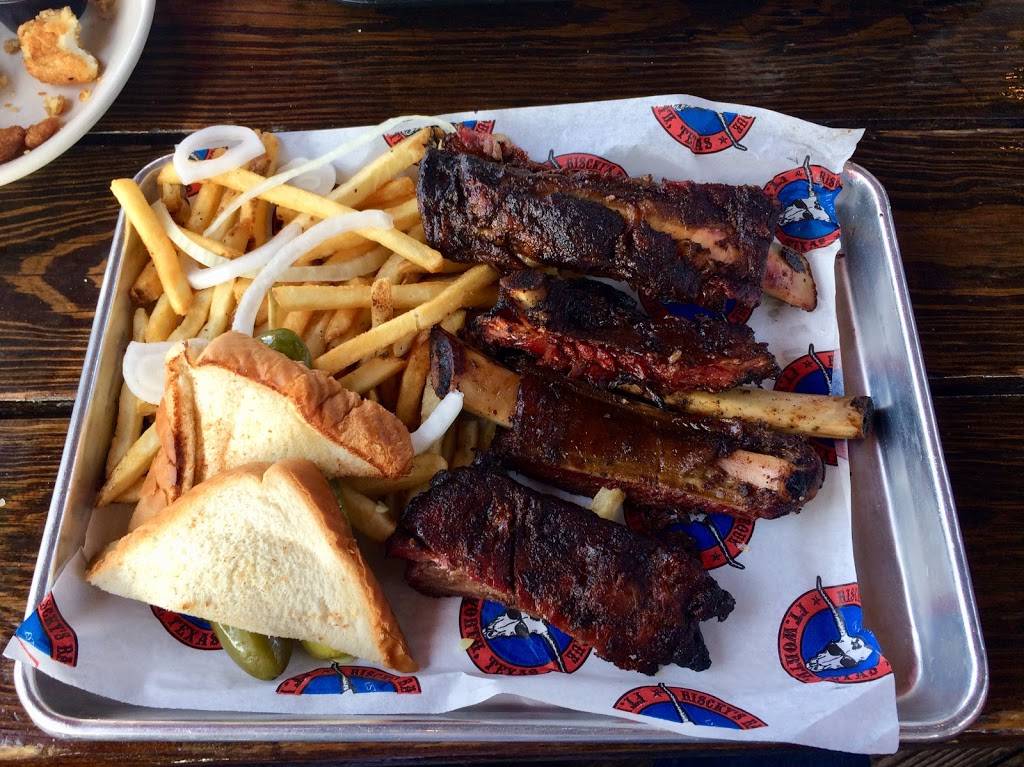 Risckys BAR-B-Q | restaurant | 140 East Exchange Avenue 101, Fort Worth, TX 76164, USA | 8176267777 OR +1 817-626-7777