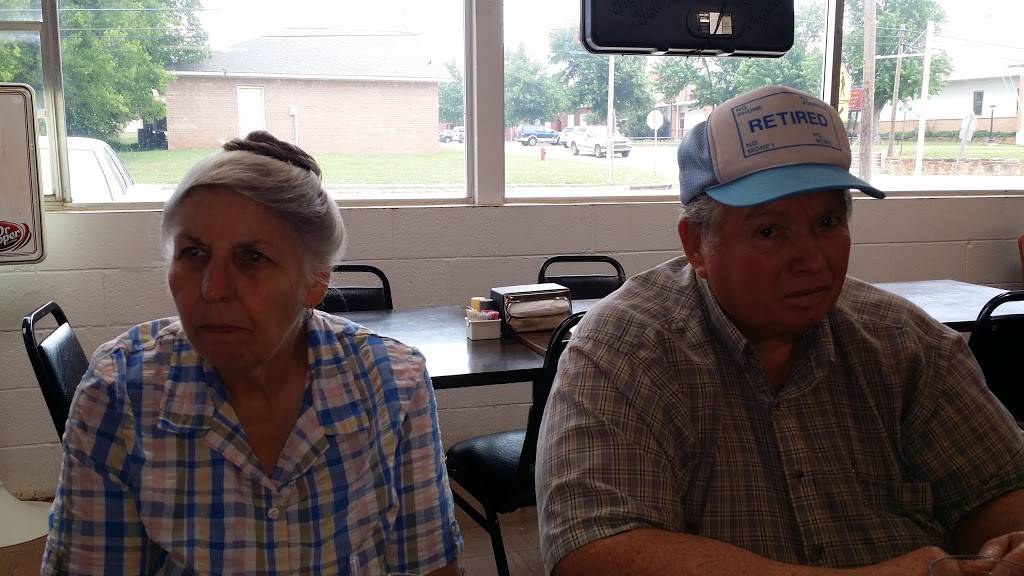 Badger Den | restaurant | 205 E Lindsey St, Elmore City, OK 73433, USA | 5807884106 OR +1 580-788-4106