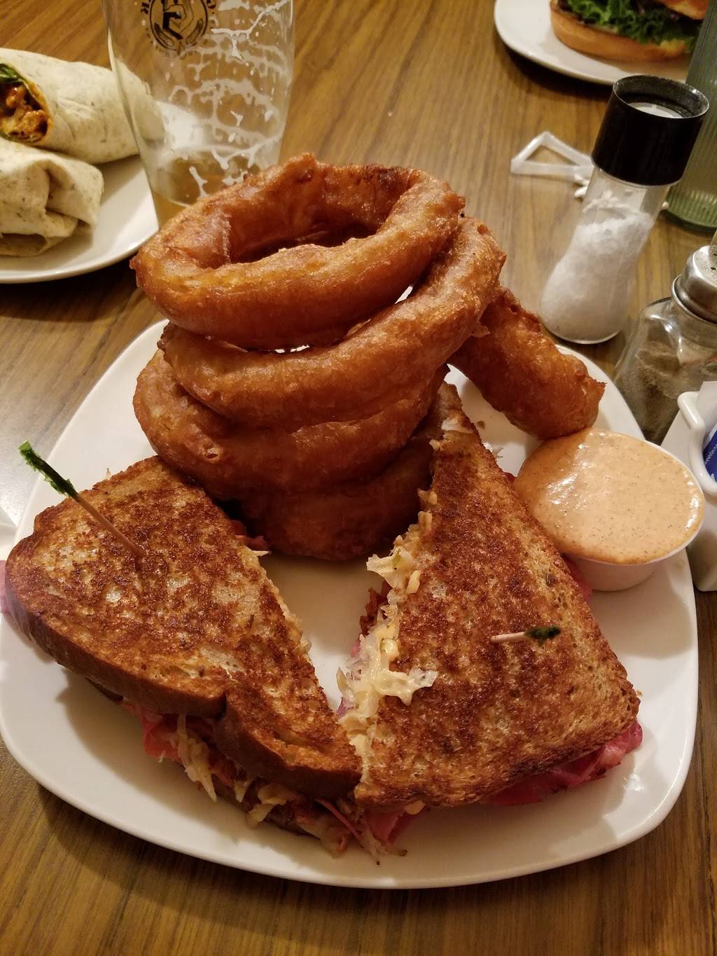 Mimis Retreat | restaurant | 125 E 9th St, Auburn, IN 46706, USA | 2609252008 OR +1 260-925-2008