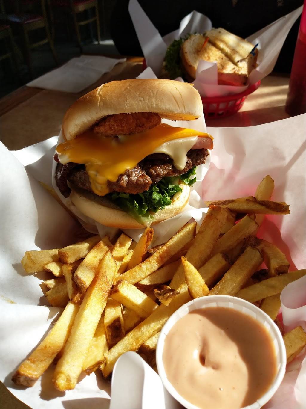 Giant Burger | restaurant | 3760 Main St, Springfield, OR 97478, USA | 5417473399 OR +1 541-747-3399