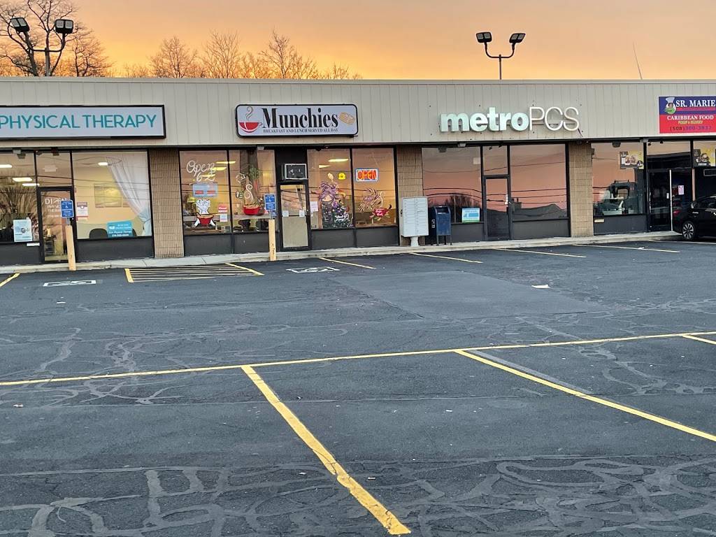 MUNCHIES INC | restaurant | 4263 N Main St, Fall River, MA 02720, USA | 5085673773 OR +1 508-567-3773