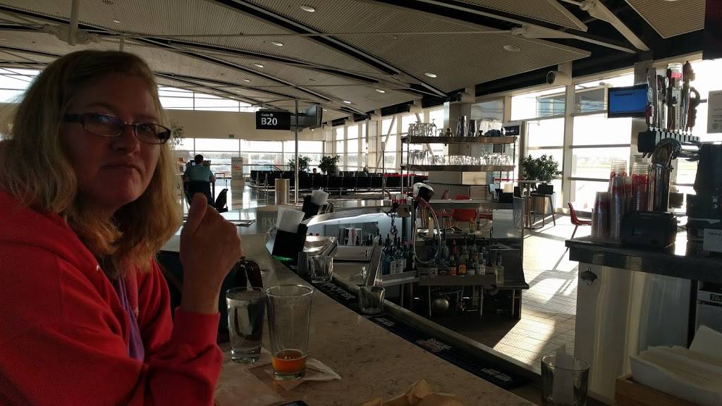 Papa Joes Bistro & Market | restaurant | McNamara Terminal, Between Gates B19 and B21, Worldgateway Pl, Detroit, MI 48242, USA | 7347270056 OR +1 734-727-0056