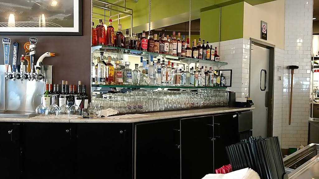 Wolfgang Puck Express | restaurant | 4600 International Gateway, Columbus, OH 43219, USA | 6146817166 OR +1 614-681-7166