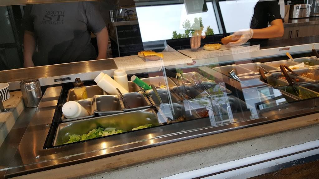 South St. Burger | restaurant | 190 Clair Rd E, Guelph, ON N1L 1M7, Canada | 5197664644 OR +1 519-766-4644