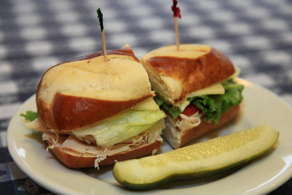 Foodies Cafe | restaurant | 151 Joliet St, Dyer, IN 46311, USA | 2198643030 OR +1 219-864-3030