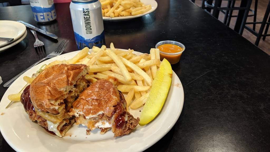 Greyhound Tavern | restaurant | 39 Broad St, Bridgewater, MA 02324, USA | 5088075782 OR +1 508-807-5782