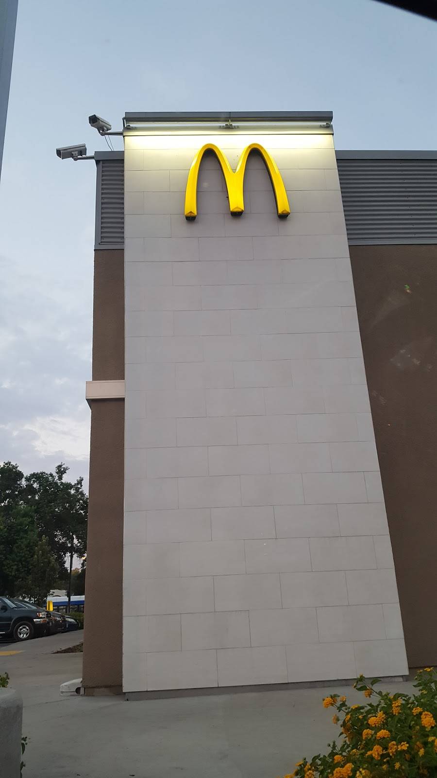 McDonalds | cafe | 4898 E Kings Canyon Rd, Fresno, CA 93727, USA | 5592517500 OR +1 559-251-7500