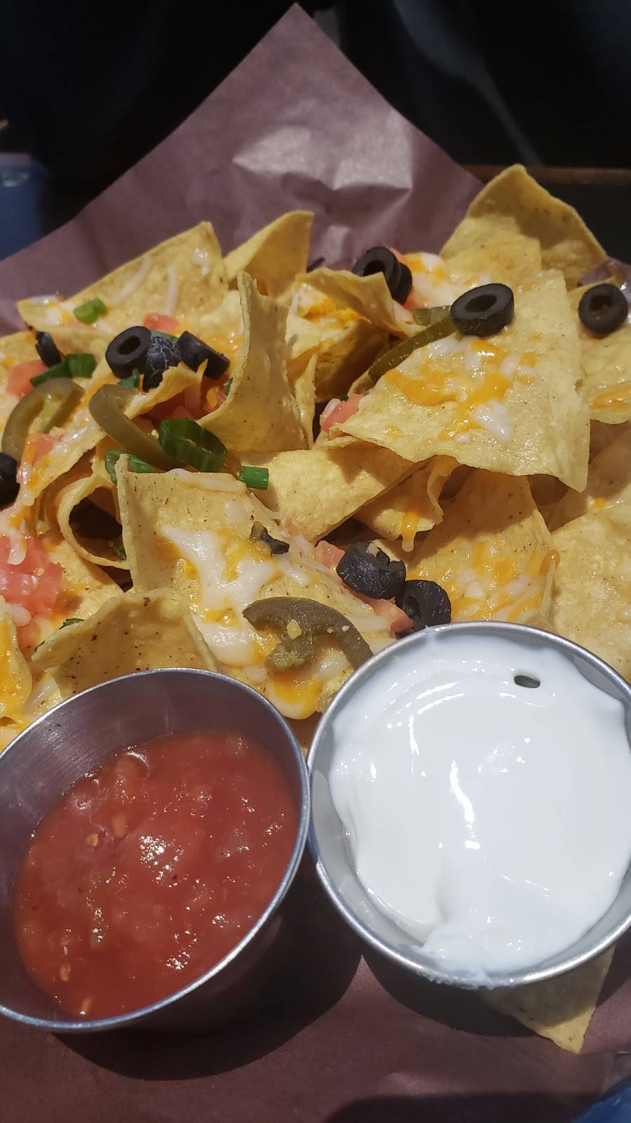 Sneakers Sports Bar & Restaurant | restaurant | 18025 Yonge St, Newmarket, ON L3Y 6A1, Canada | 9052355517 OR +1 905-235-5517