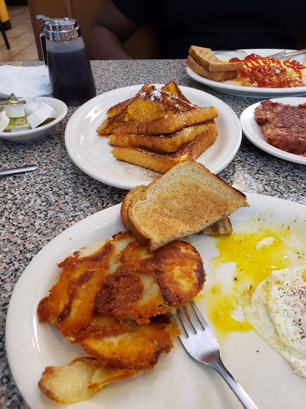 City Line Diner | restaurant | 3302 Derry St, Harrisburg, PA 17111, USA | 7175651171 OR +1 717-565-1171