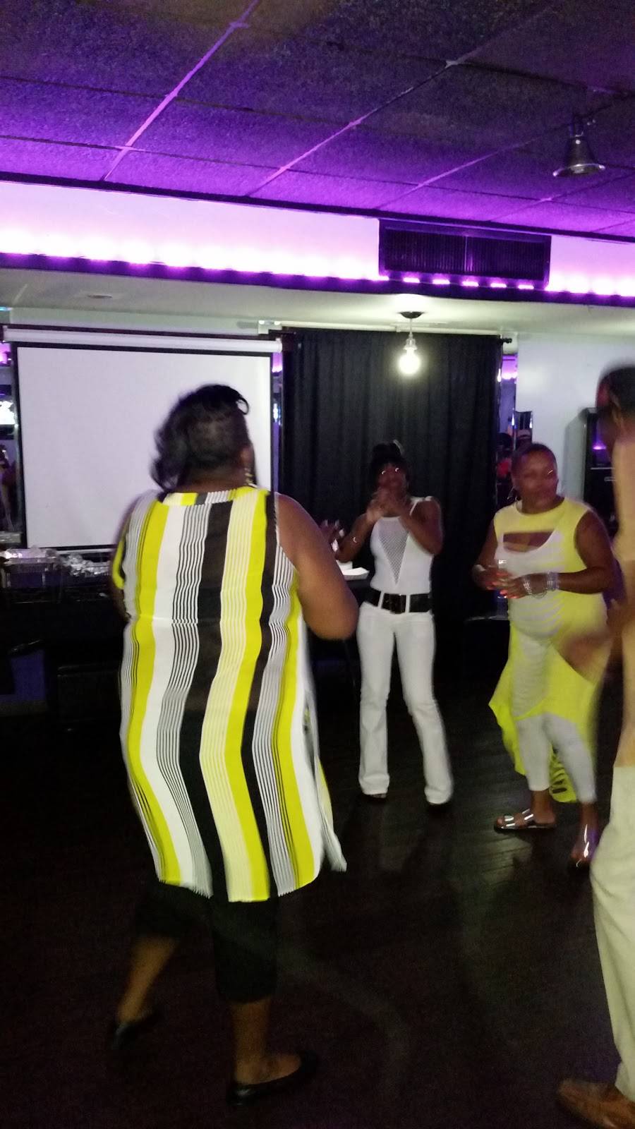 Lavue Bar & Grill | restaurant | 707 S Halsted St, Chicago Heights, IL 60411, USA | 7087550024 OR +1 708-755-0024