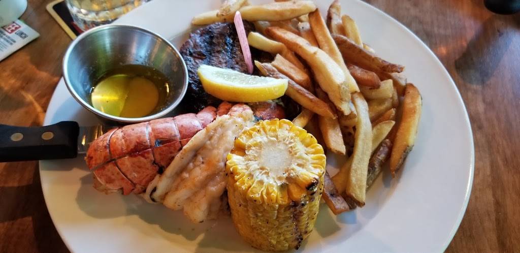 Chucks Roadhouse Bar & Grill | restaurant | 446 Highland Rd W, Kitchener, ON N2M 3C7, Canada | 5199548222 OR +1 519-954-8222