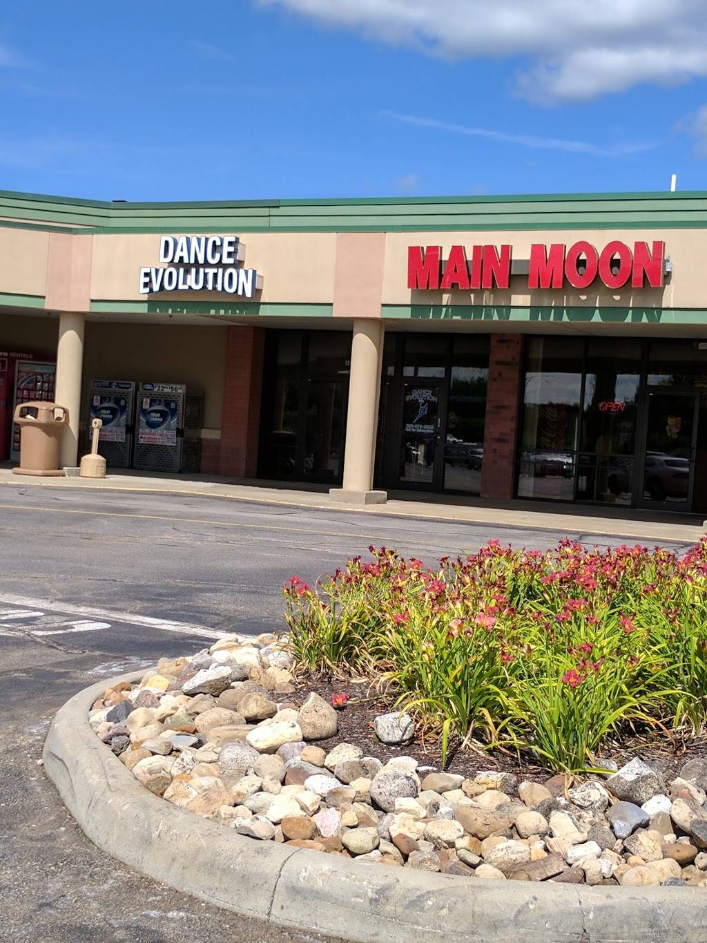 Main Moon | restaurant | 4439 Kent Rd, Stow, OH 44224, USA | 3306733888 OR +1 330-673-3888