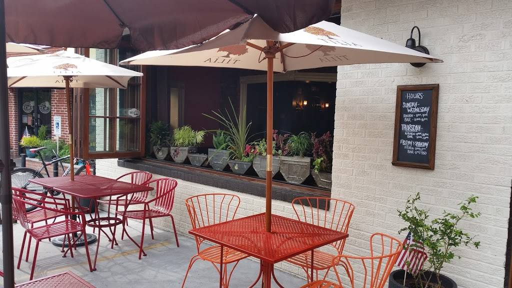 Fellini Pizzeria | restaurant | 2190 Broad St, Cranston, RI 02905, USA | 4014675992 OR +1 401-467-5992