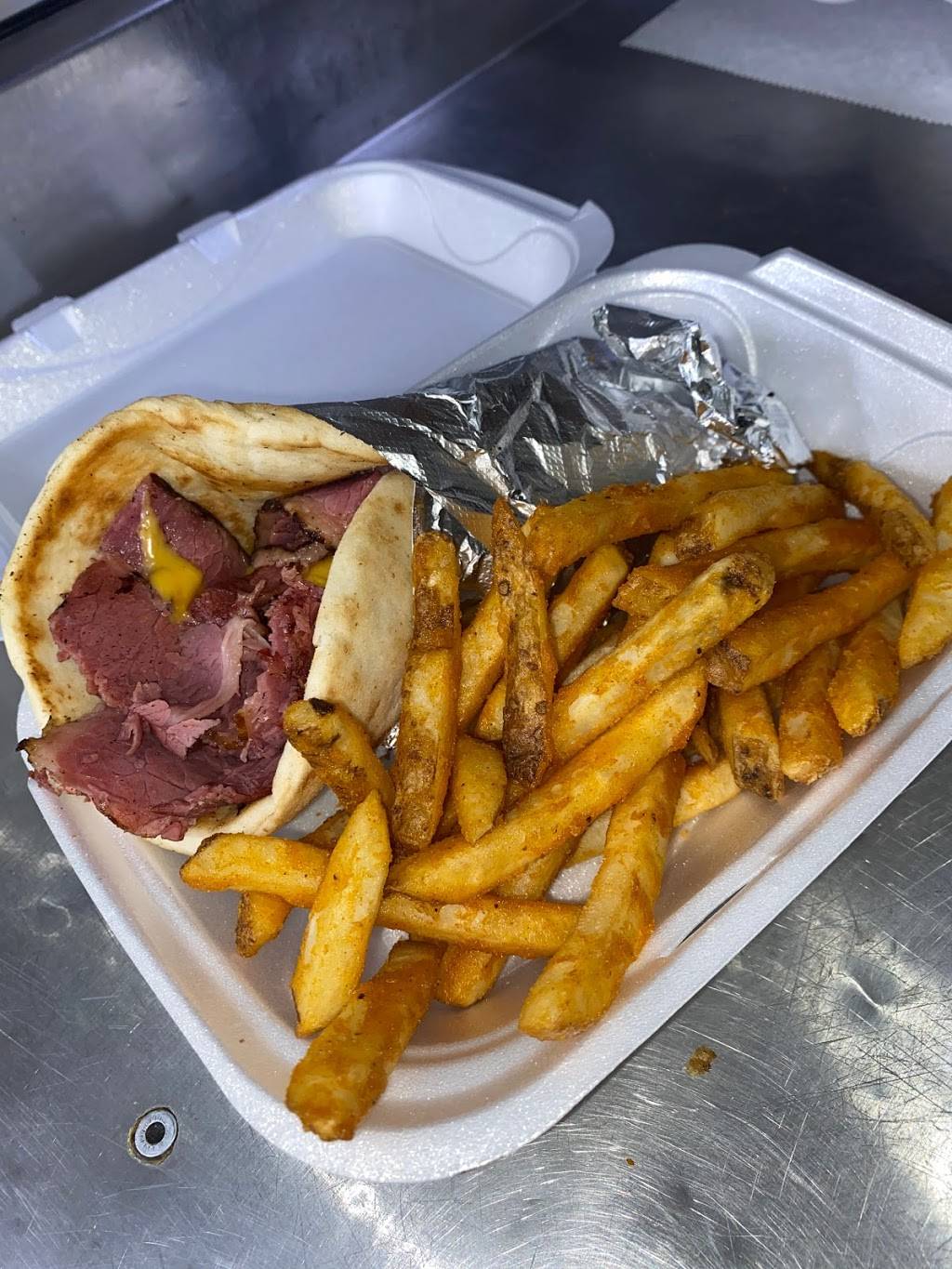 2 Fat Boyz And A Grill | restaurant | 1370 Oakwood, Detroit, MI 48217, USA | 3134069397 OR +1 313-406-9397