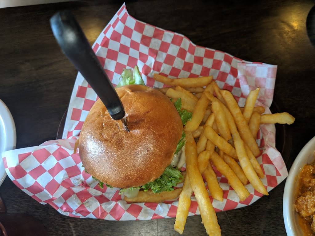 Luckies Barn & Grill | restaurant | 3311 Navarre Ave, Oregon, OH 43616, USA | 4197254747 OR +1 419-725-4747